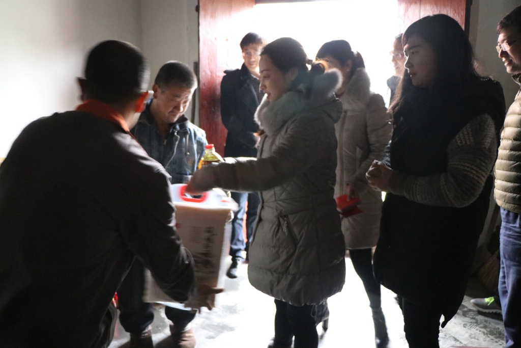 陽(yáng)晨集團(tuán)看望慰問困難群眾